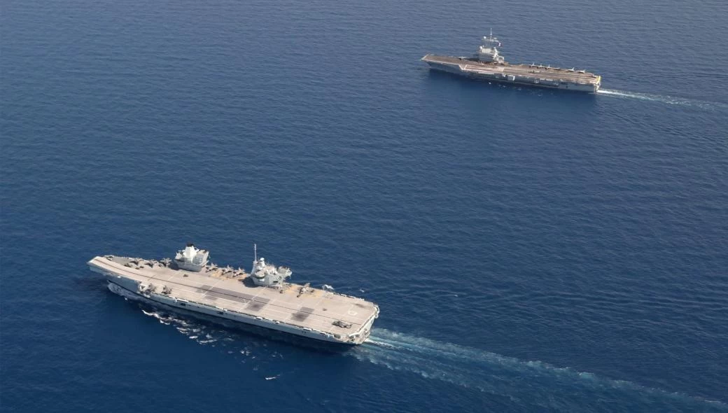 Το βρετανικό HMS Queen Elizabeth μαζί με το γαλλικό FS Charles De Gaulle (βίντεο)